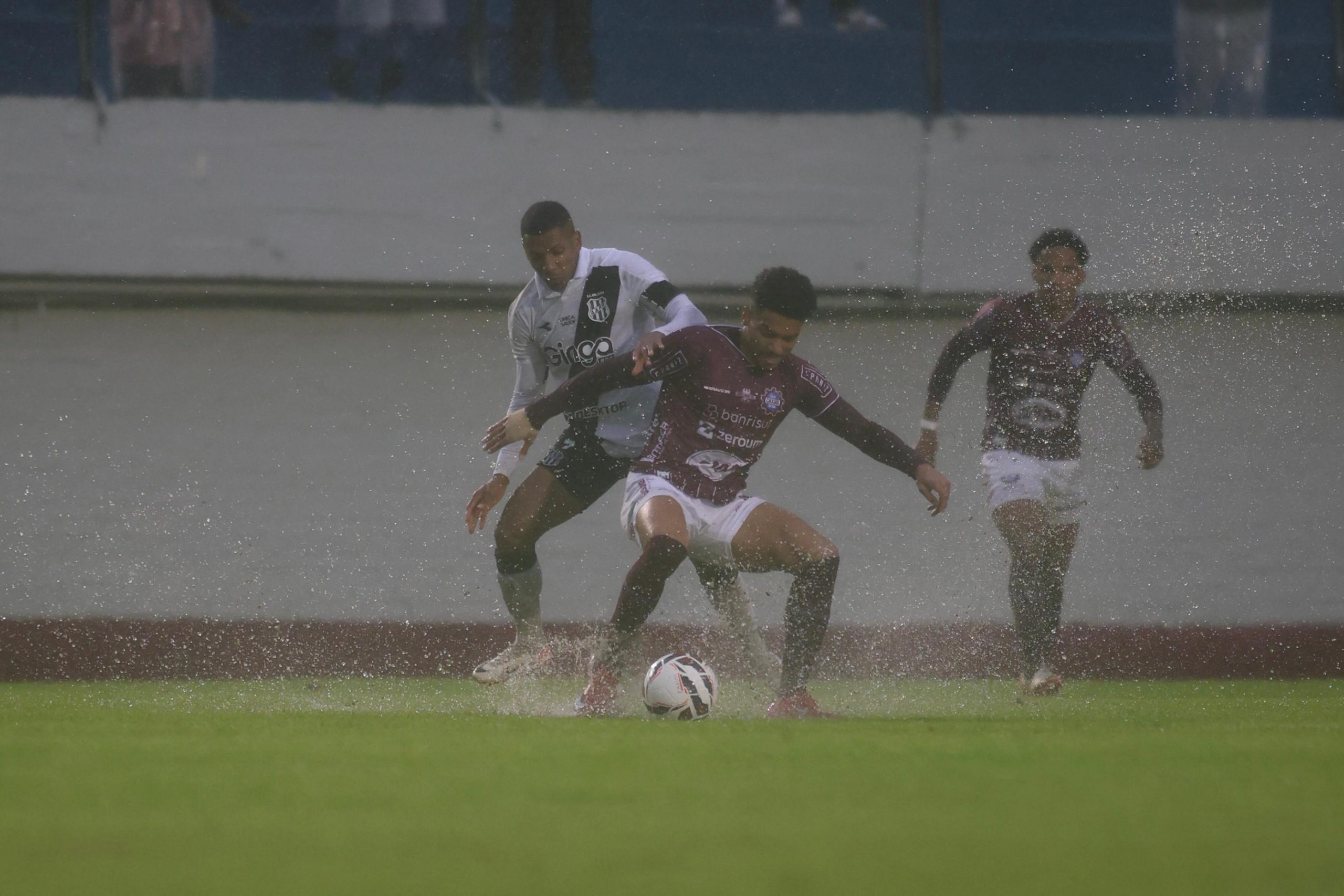 Com gol nos acréscimos, Caxias vence a Ponte Preta e continua na liderança da Série C