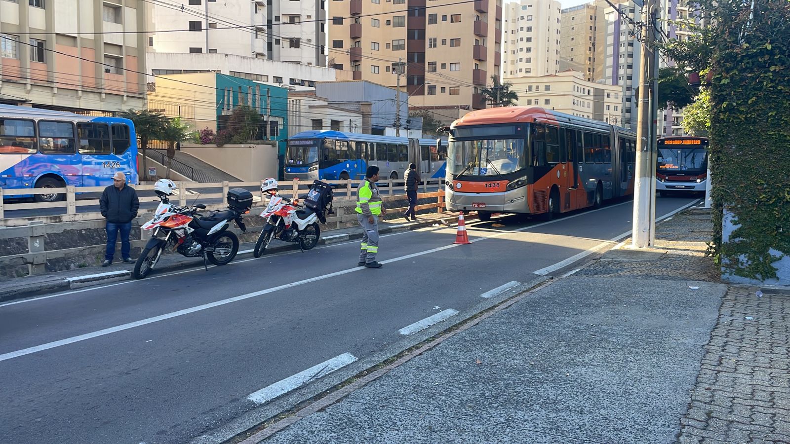 Mulher tropeça ao descer de ônibus e é atropelada na Avenida Anchieta