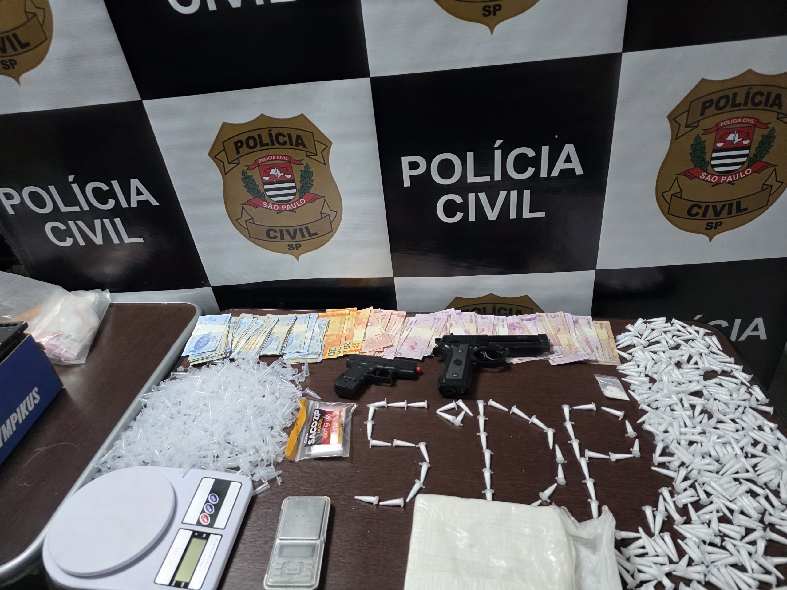 Polícia encontra drogas em espelho de lanchonete em Piracicaba