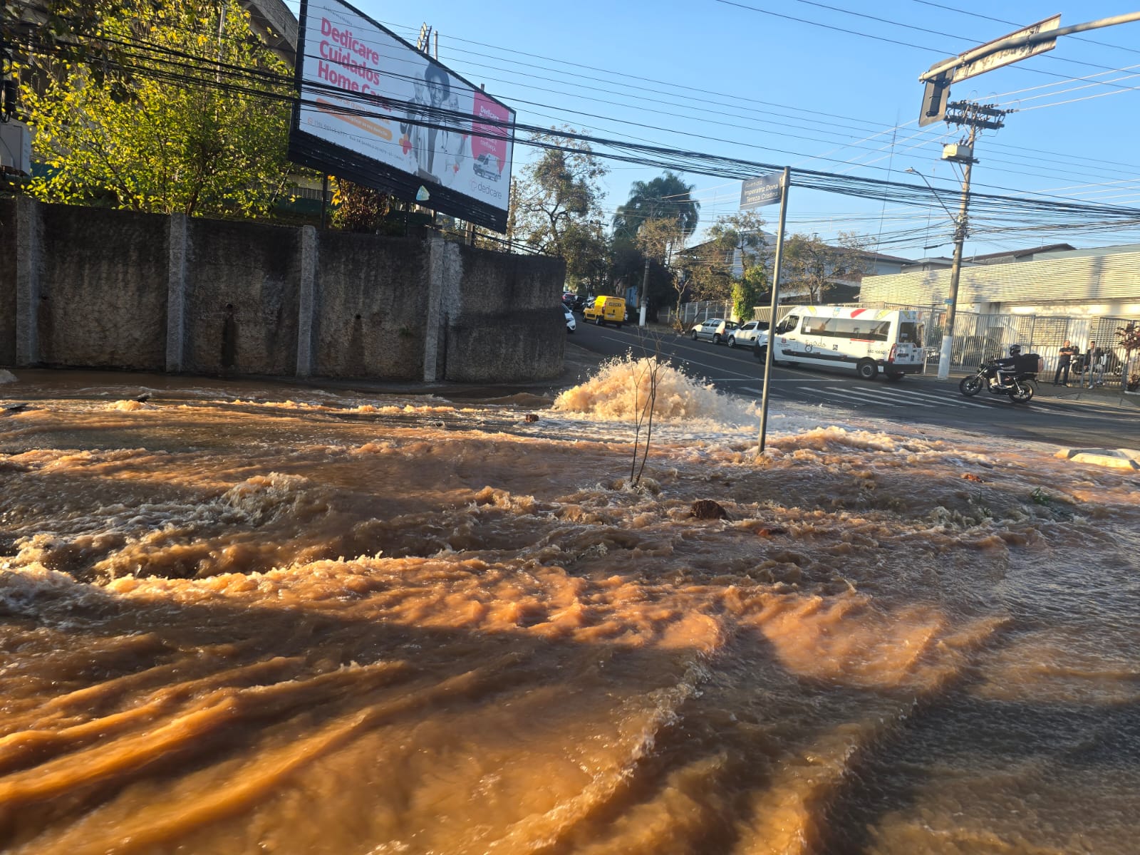 Tubulação rompe na região do Guarani e trava trânsito próximo ao estádio
