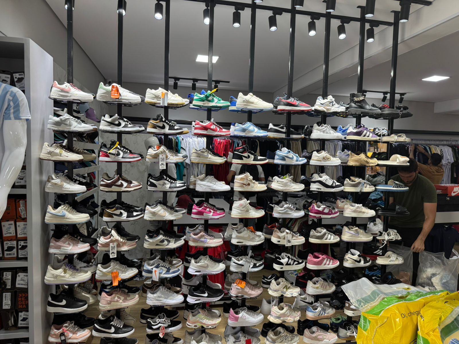 Comerciante é preso por vender roupas falsificadas em Indaiatuba