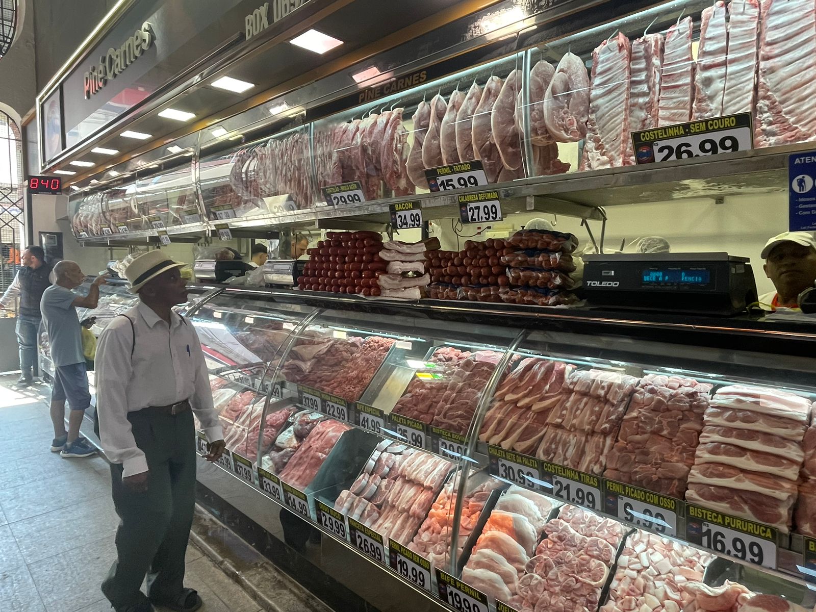 Itens do churrasco, carne e acompanhamentos têm queda de preços