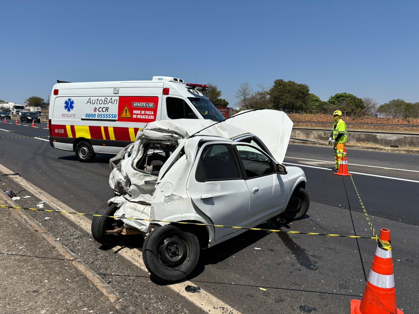 Motorista morre após colisão entre carro e ônibus na Rodovia Anhanguera, em Campinas