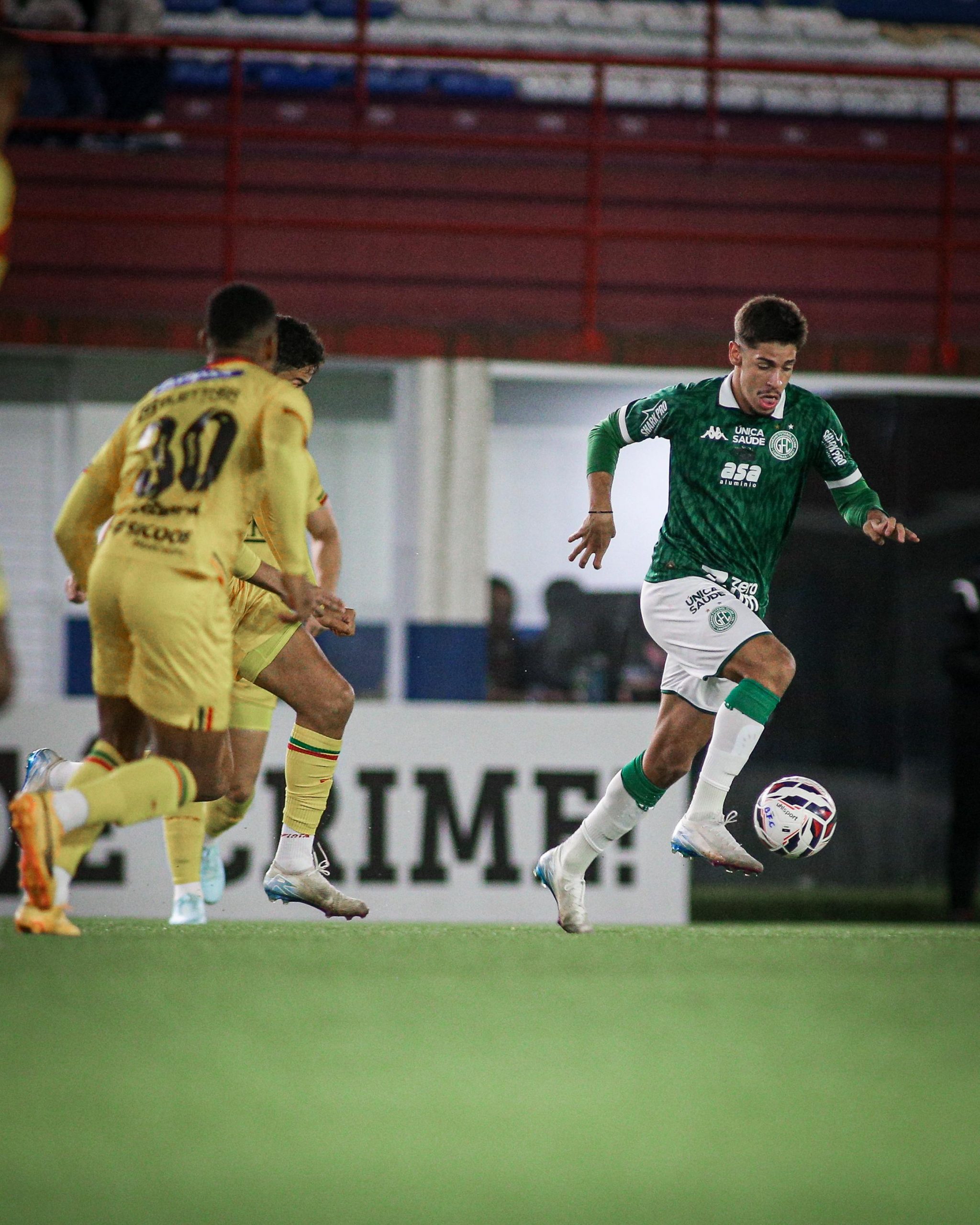 Guarani sofre castigo no fim e perde para o Brusque em Santa Catarina
