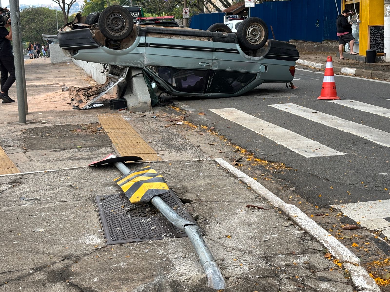 Dois homens ficam feridos após capotamento durante perseguição policial em Campinas
