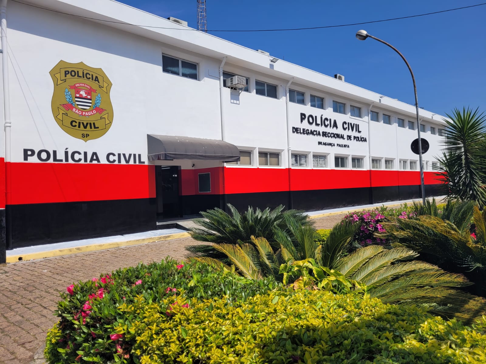 Mulher é esfaqueada pelo ex-marido em Pinhalzinho e filho pede ajuda