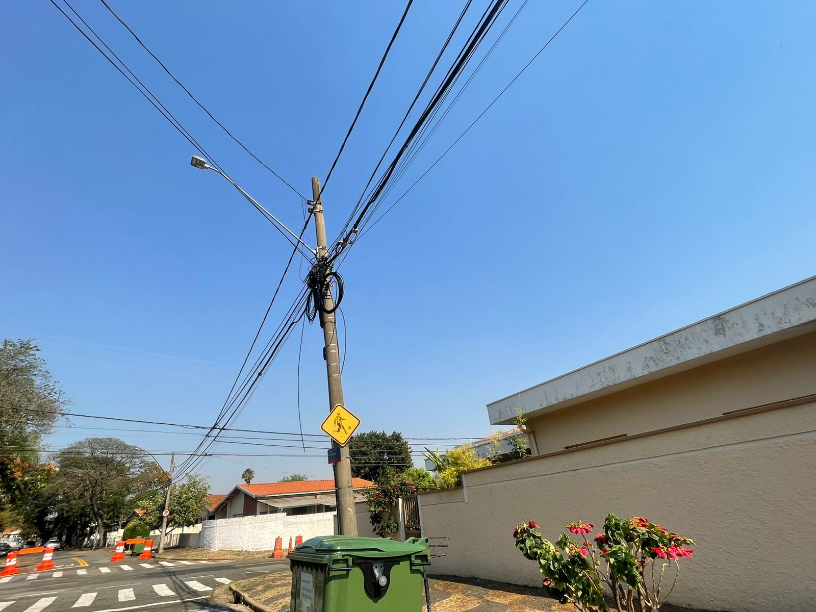 Fios soltos, fiação caída, postes com fios soltos Campinas