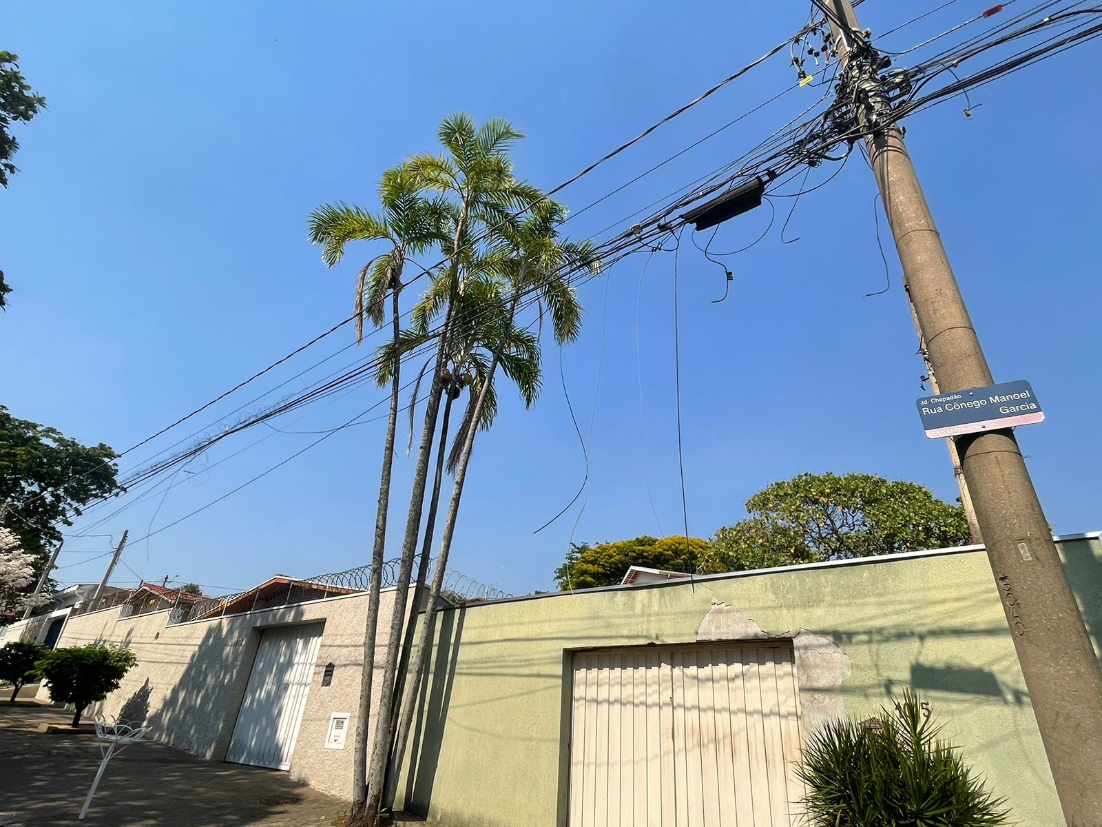 Fios soltos, fiação caída, postes com fios soltos Campinas