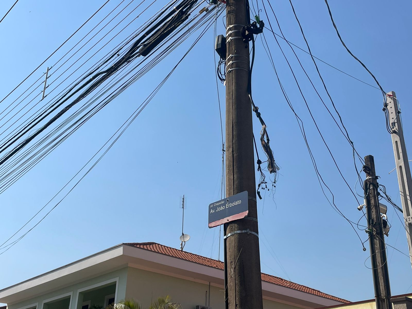 Fios soltos, fiação caída, postes com fios soltos Campinas