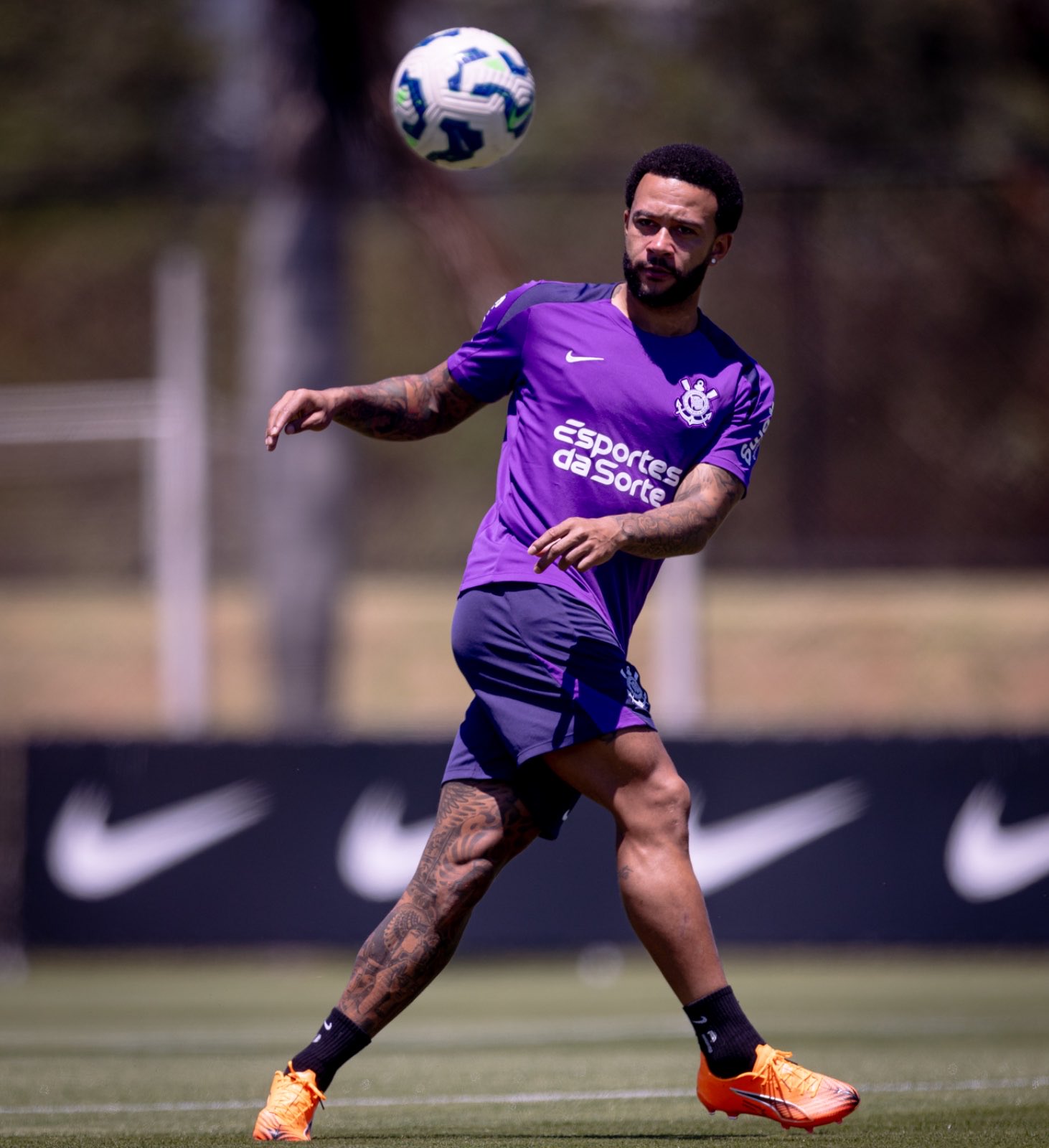 Memphis Depay tem problemas em para voltar do RJ e falta a treino do Corinthians