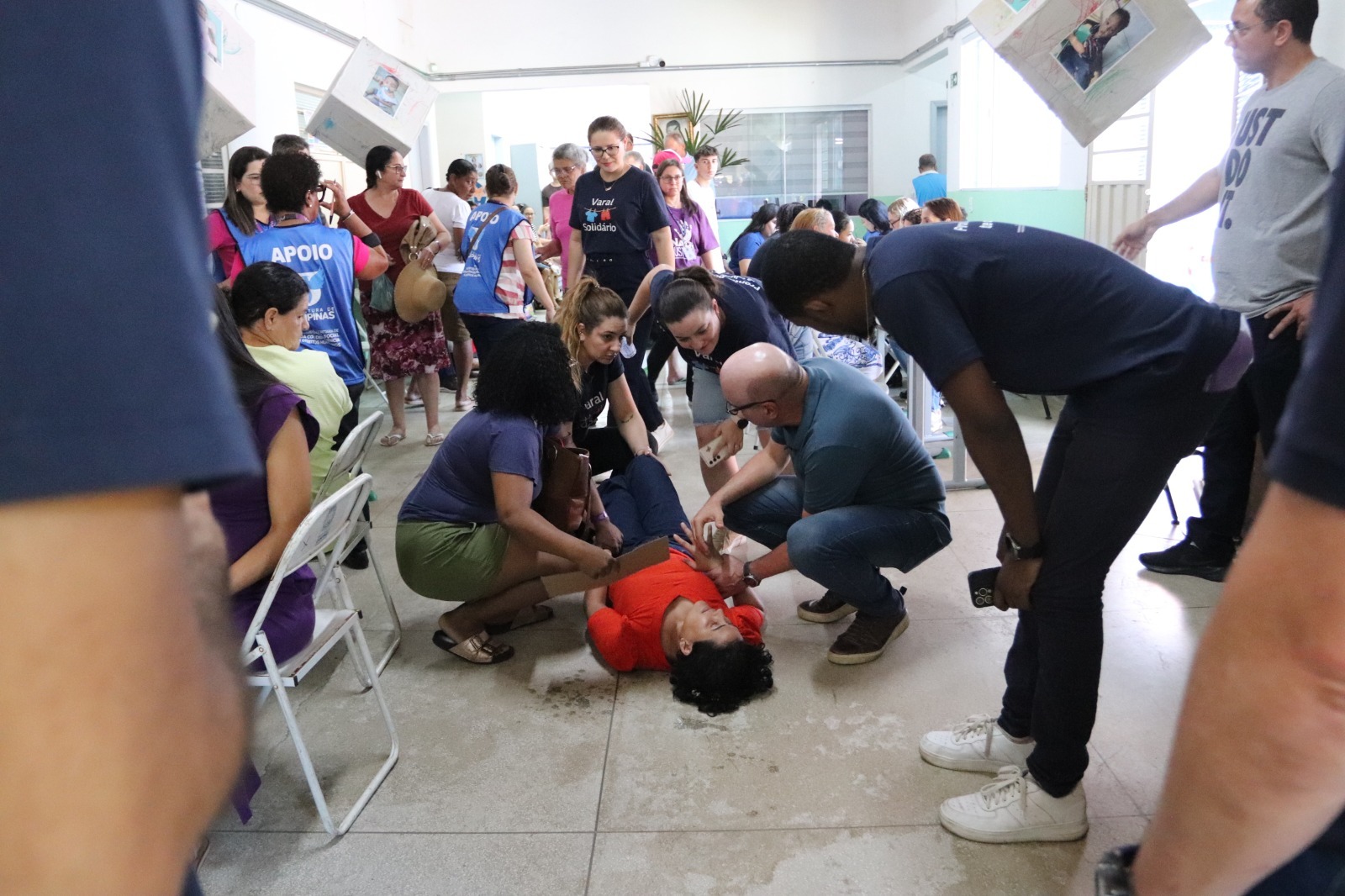 Prefeito Dário Saadi socorre moradora que desmaiou durante mutirão de serviços