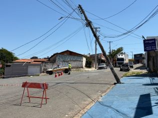 derruba poste Novo Campos Elíseos