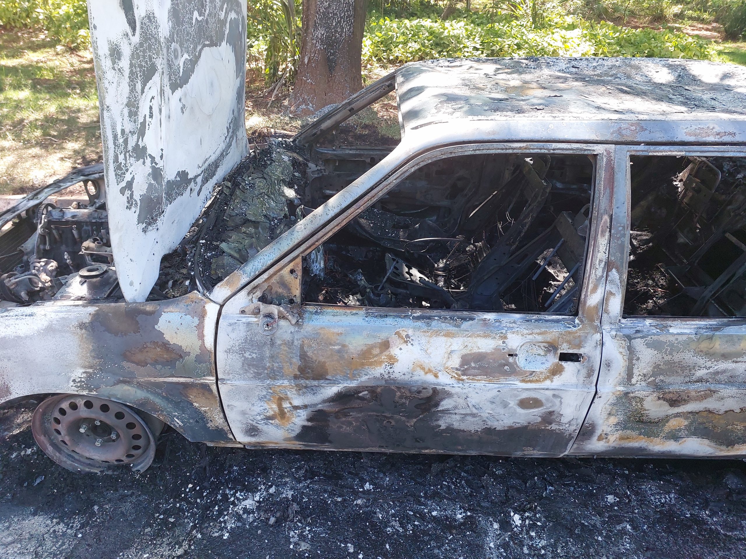 Carro em pane mecânica pega fogo na saída de Campinas