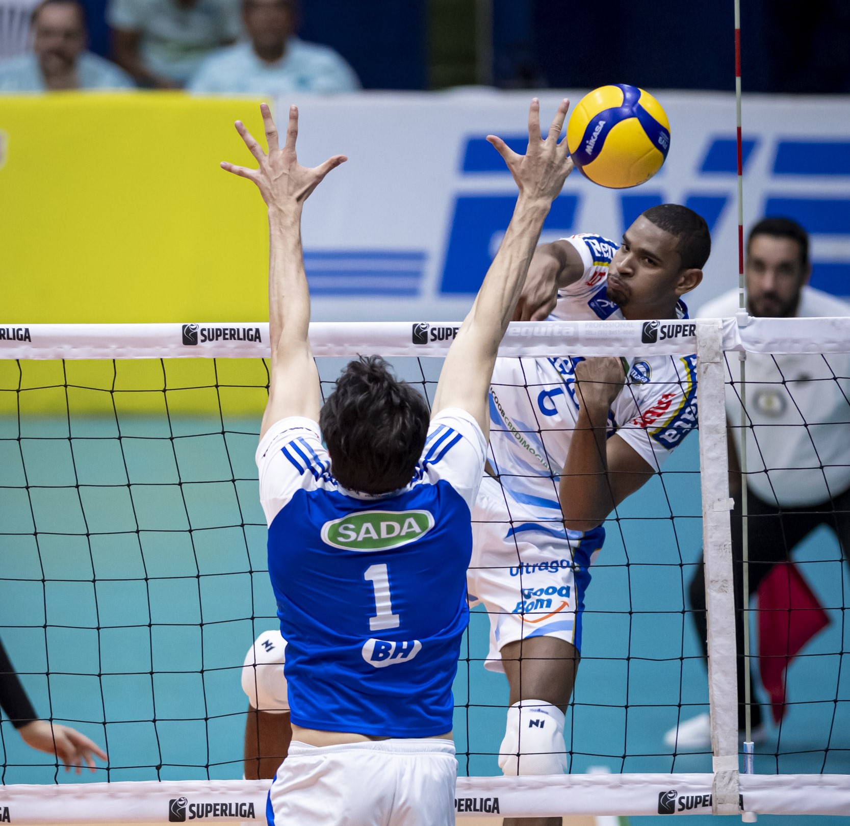 Em duelo eletrizante, Vôlei Renata vence o Cruzeiro no tie-break pela Superliga