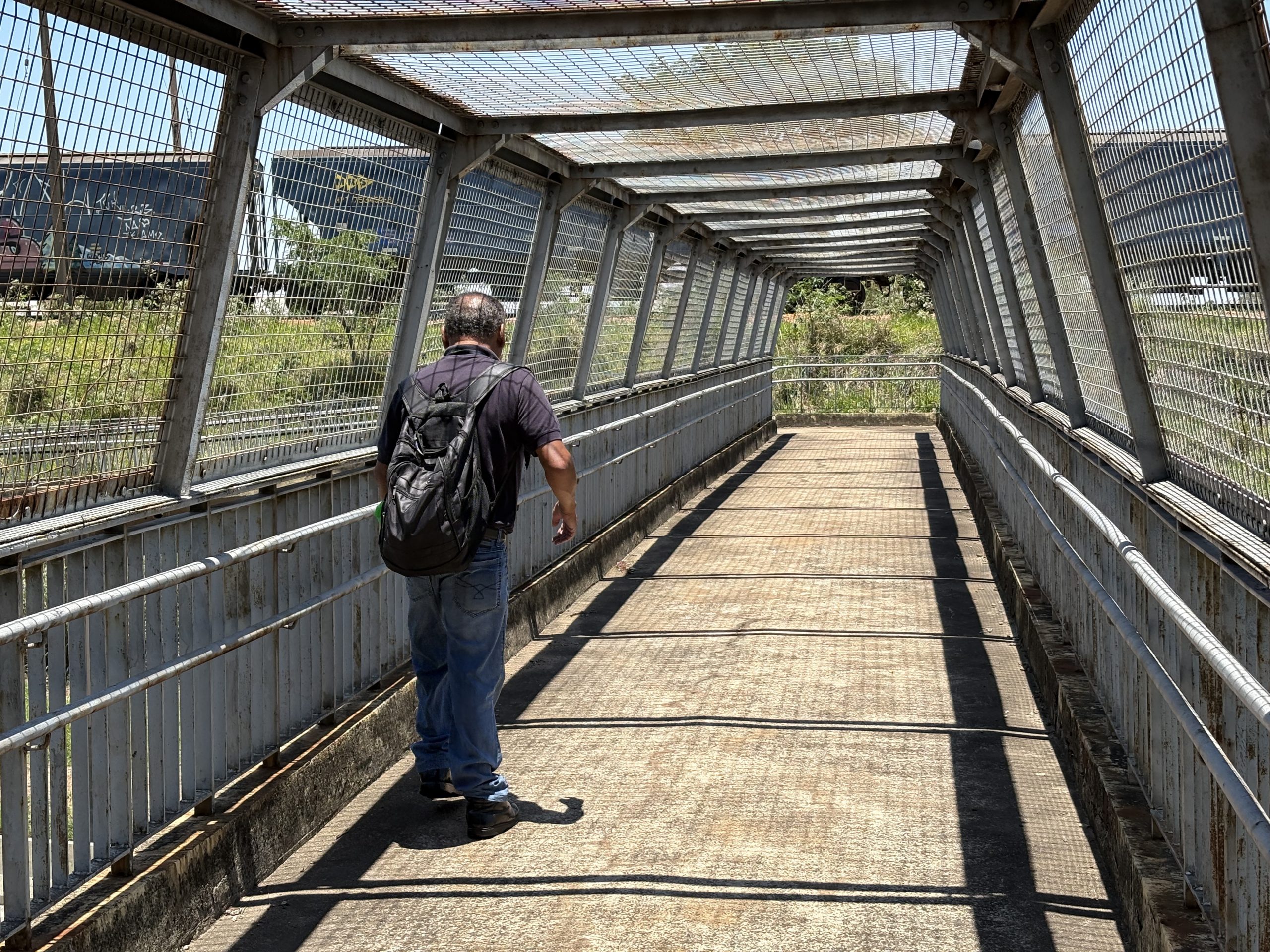 Passarela às escuras causa insegurança às margens da rodovia SP-101, em Campinas