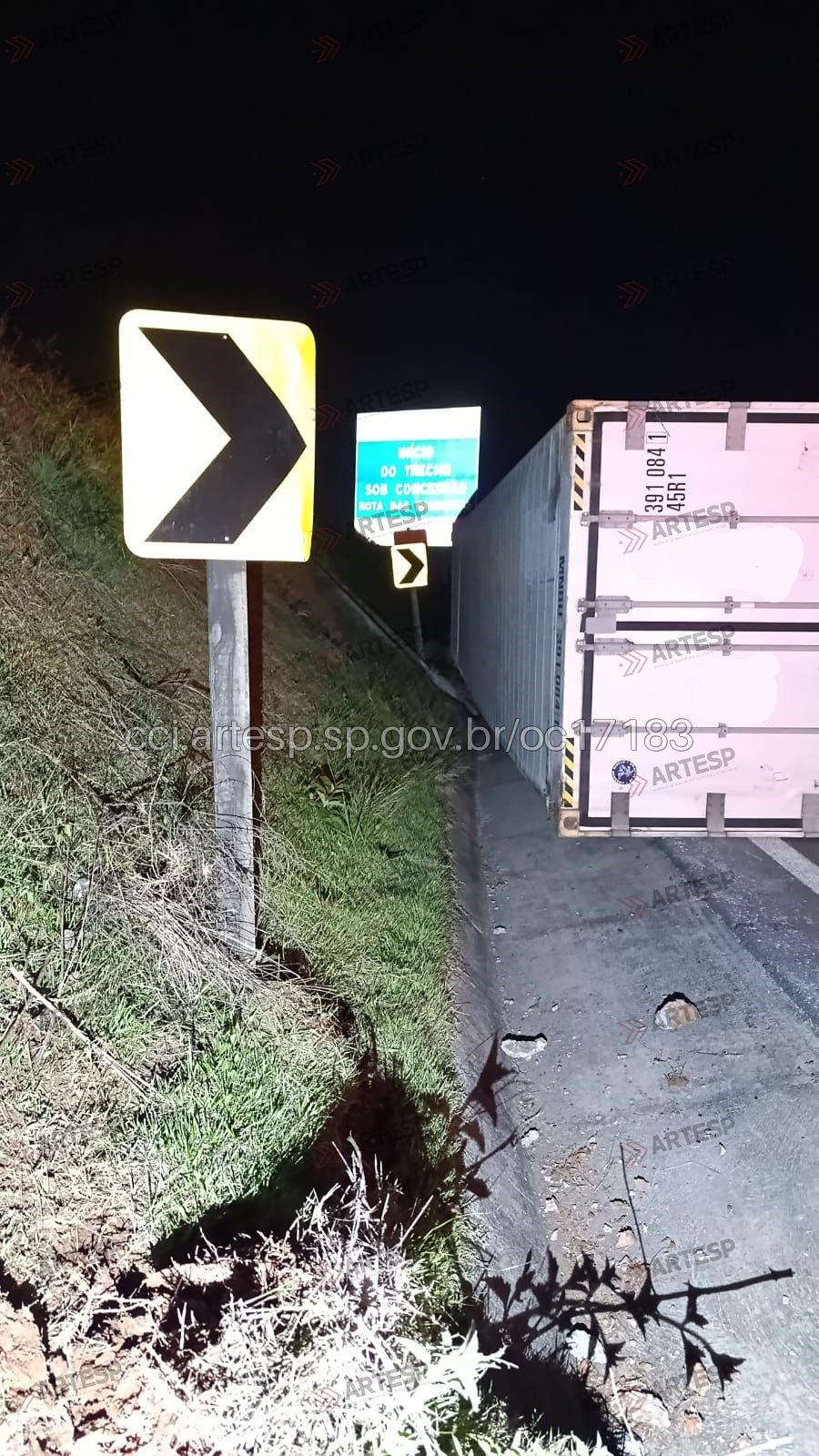 Carreta tomba após bater em canaleta no acesso da Anhanguera para a Dom Pedro