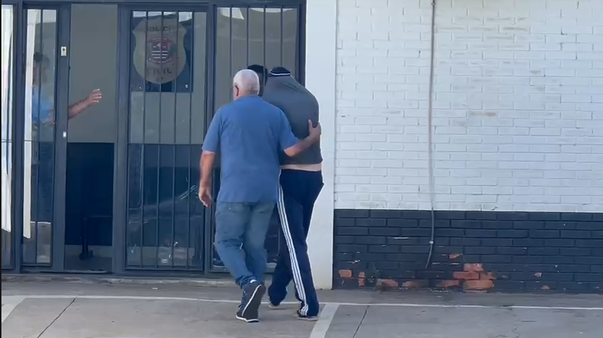 Treinador de futebol é preso por suspeita de abuso sexual contra adolescentes