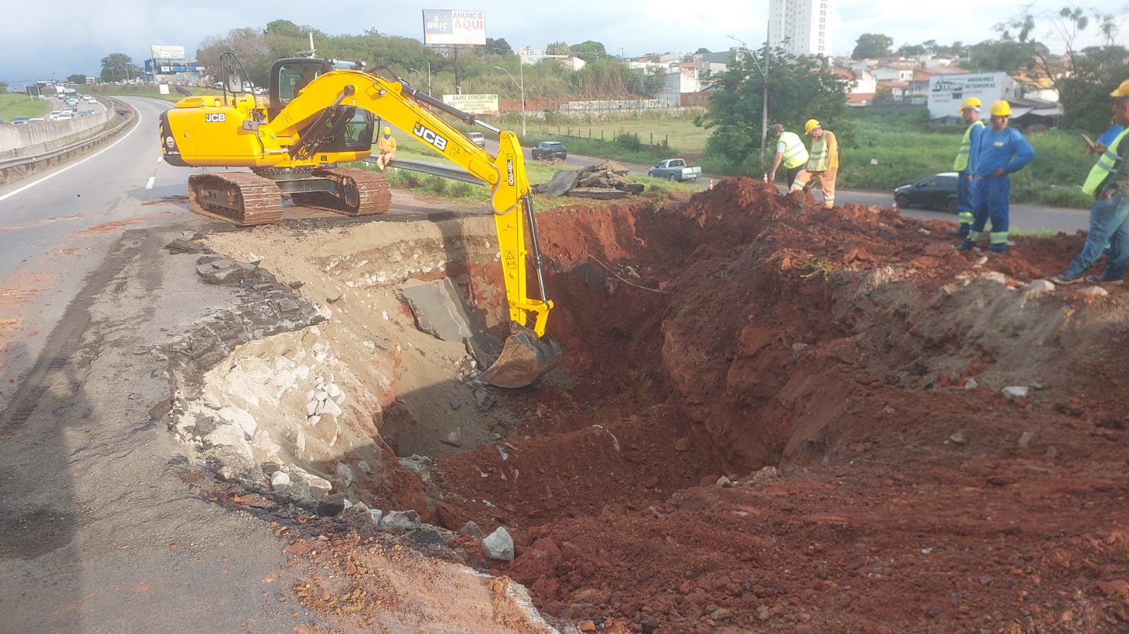 Rodovia SP-101 tem bloqueio no Rosolém por causa de danos na pista após chuvas