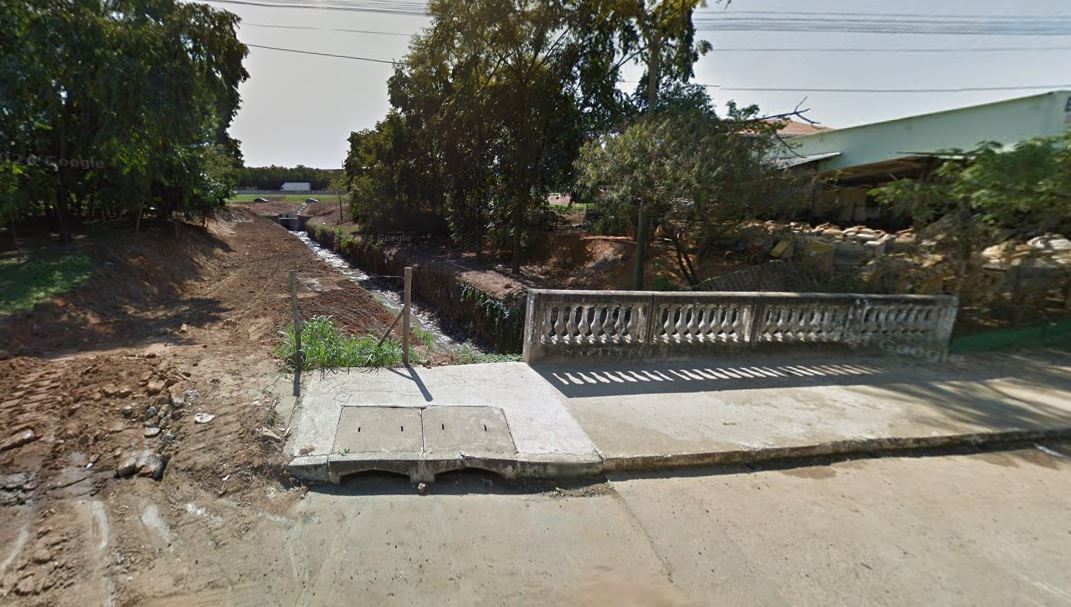 Trecho de córrego que registra alagamentos frequentes em Hortolândia.  