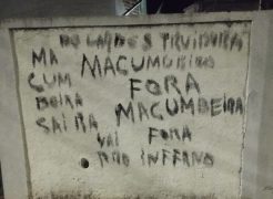 No muro da casa da mulher, foram pichadas frases de cunho intolerante, como “fora macumbeira”. Agressão intolerância religiosa.