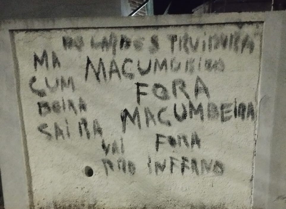 No muro da casa da mulher, foram pichadas frases de cunho intolerante, como “fora macumbeira”. Agressão intolerância religiosa.