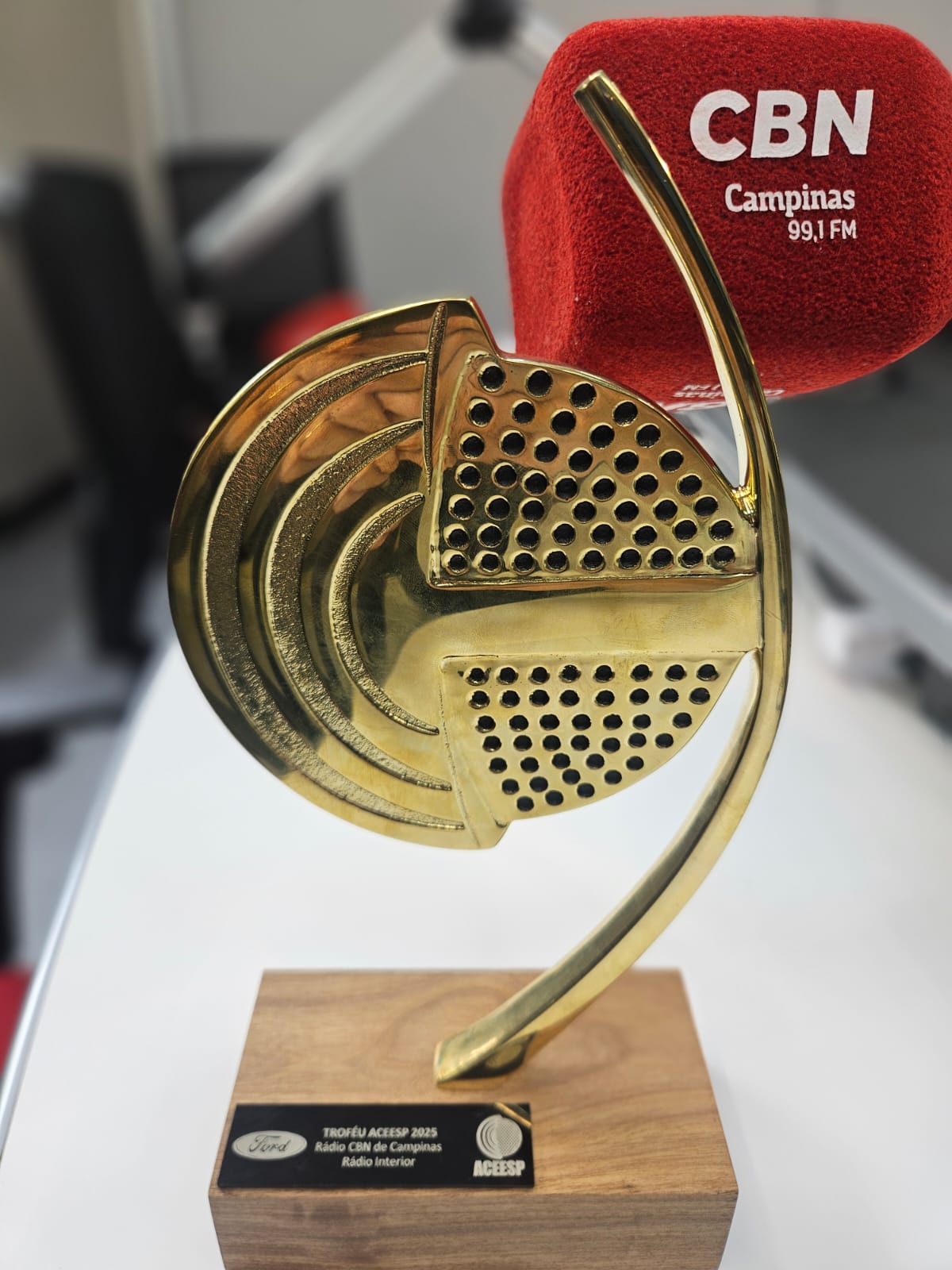 CBN Campinas recebe Troféu ACEESP em evento no Museu do Futebol
