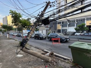 Poste ficou destruído na Avenida Abolição