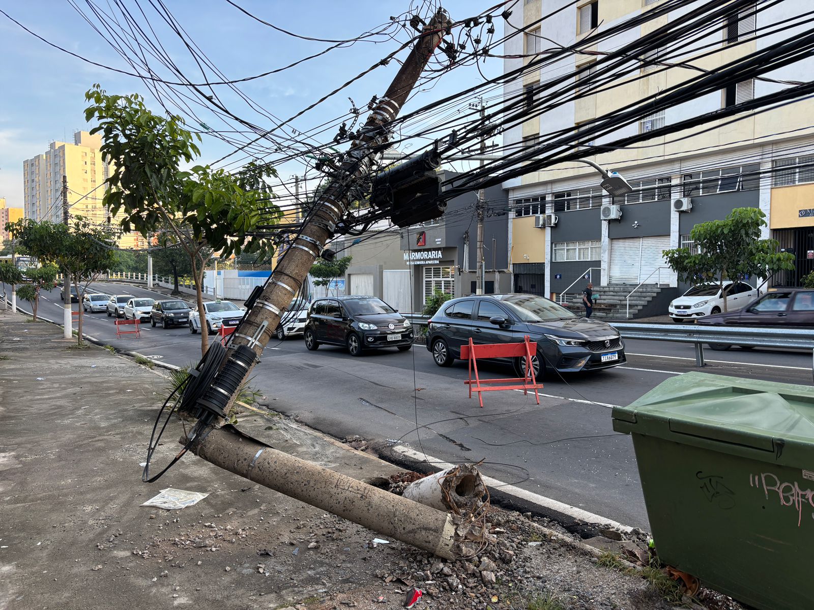 Poste é encontrado destruído e interdita faixa da Avenida Abolição em Campinas