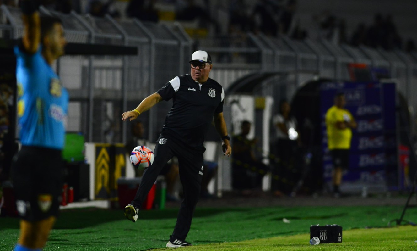 “Faltam quatro jogos, e tudo é possível. Não vou jogar a toalha”, diz Marcelo Fernandes após quarta derrota da Ponte no Paulistão