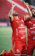 Atacante Rodolfo celebra o gol diante da Ponte Preta