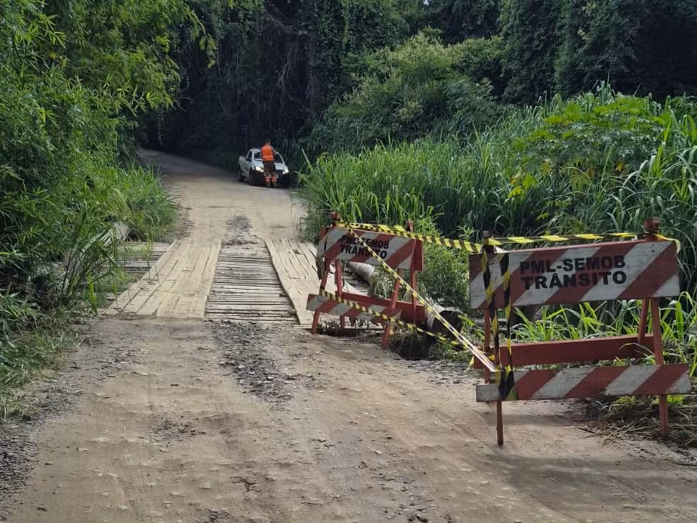 Parte de ponte desmorona em estrada de Limeira e trecho é interditado pela Defesa Civil