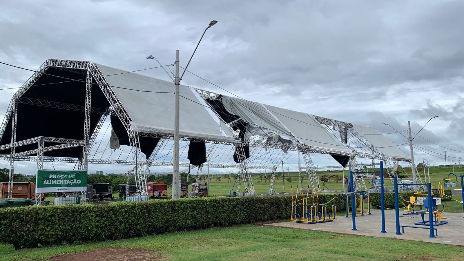 Paulínia encerra Vila de Natal depois de estrutura cair após forte chuva 