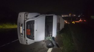 Carreta carregada com diesel tomba e interdita rodovia em Limeira