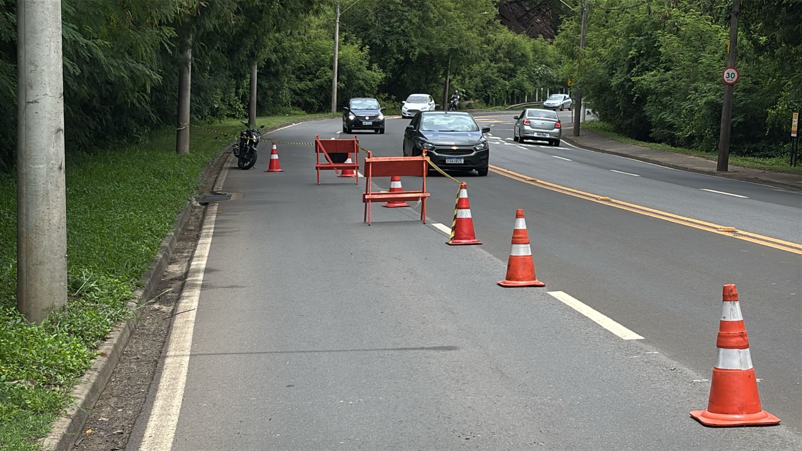 Deslizamento de rocha mobiliza equipes da Defesa Civil no Bongue, em Piracicaba