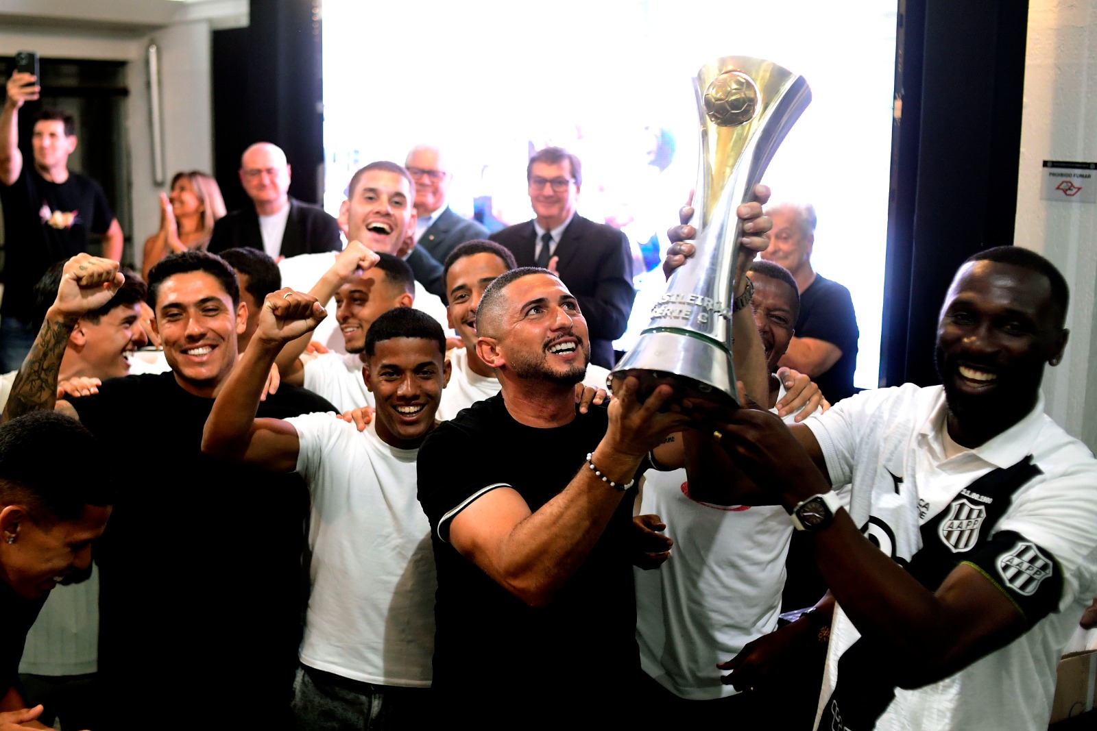 Após 73 dias, jogadores da Ponte Preta recebem medalhas e troféu da Série C