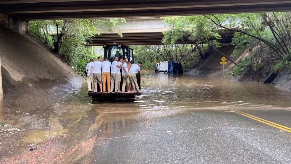 Detentos são resgatados de ponto de alagamento em Campinas  