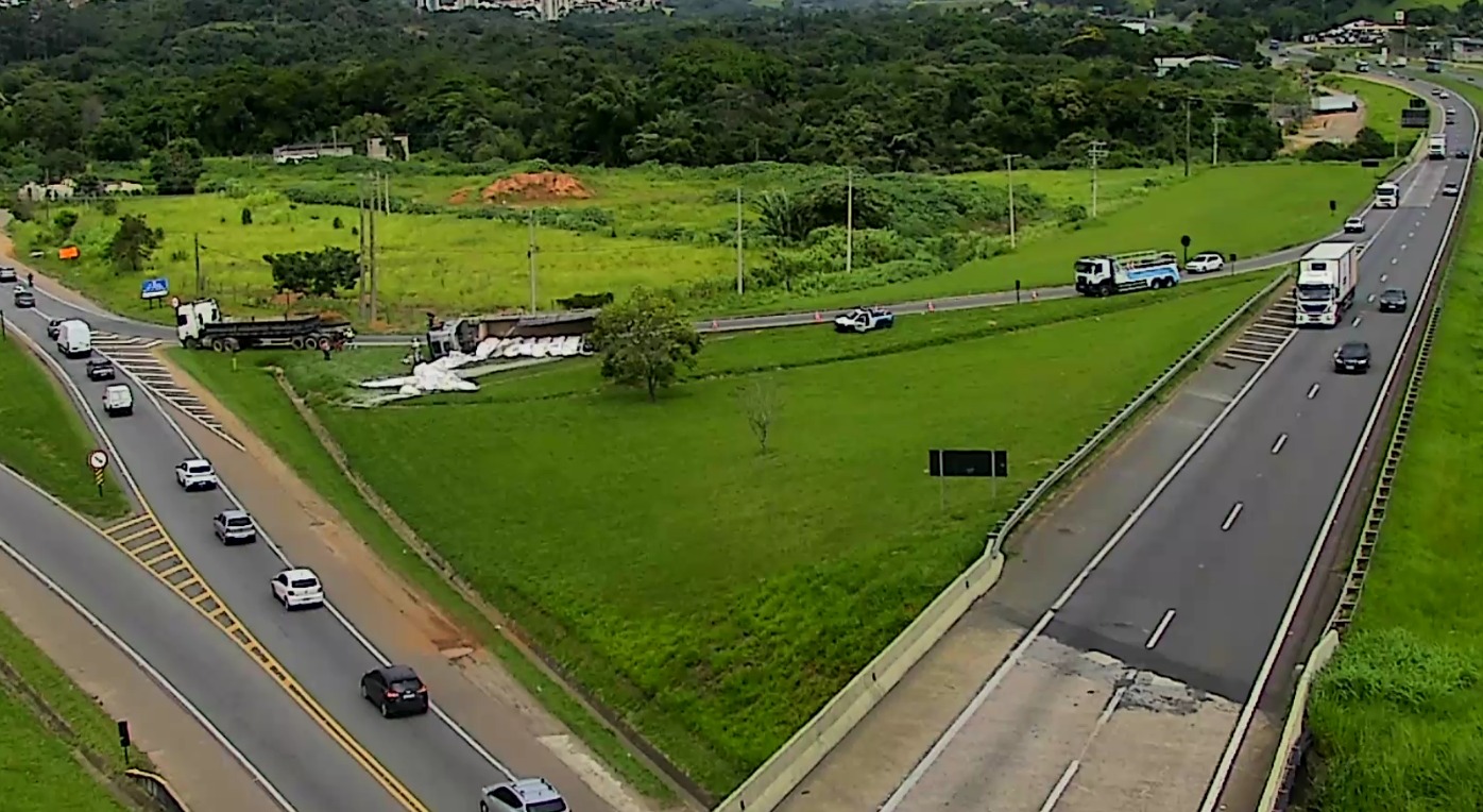 Caminhão tomba e causa interdição parcial na saída da rodovia D. Pedro I, em Itatiba 