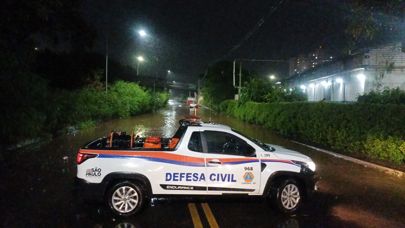 Chuva intensa atinge várias cidades e provoca estragos na região