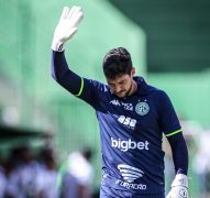 Caíque França explica expulsão no dérbi e agradece apoio recebido pela torcida