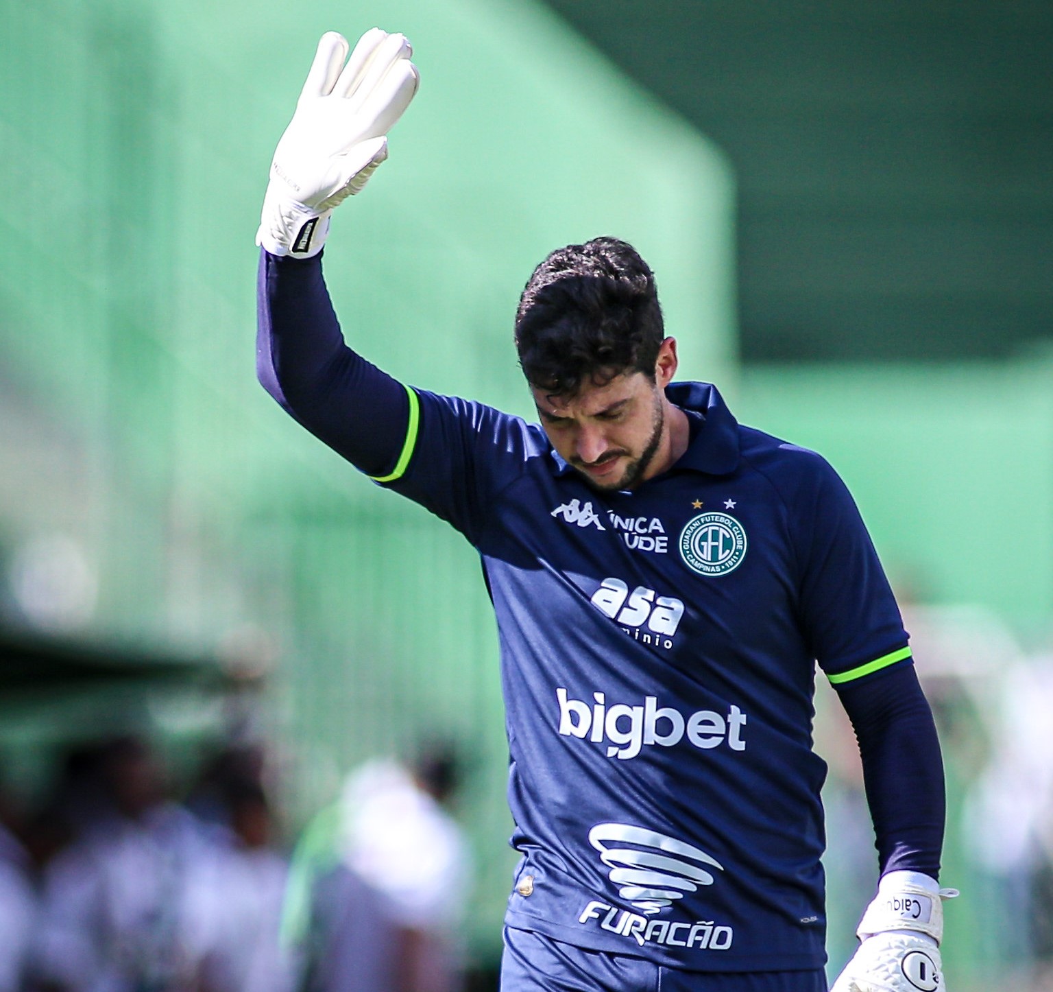 Caíque França explica expulsão no dérbi e agradece apoio recebido pela torcida